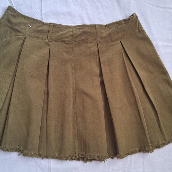Olive/dark khaki pleated miniskirt with raw hem, size XL, No Comment Brand NWOT - Picture 3 of 3